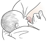 女子用手指使宝宝离开乳房。